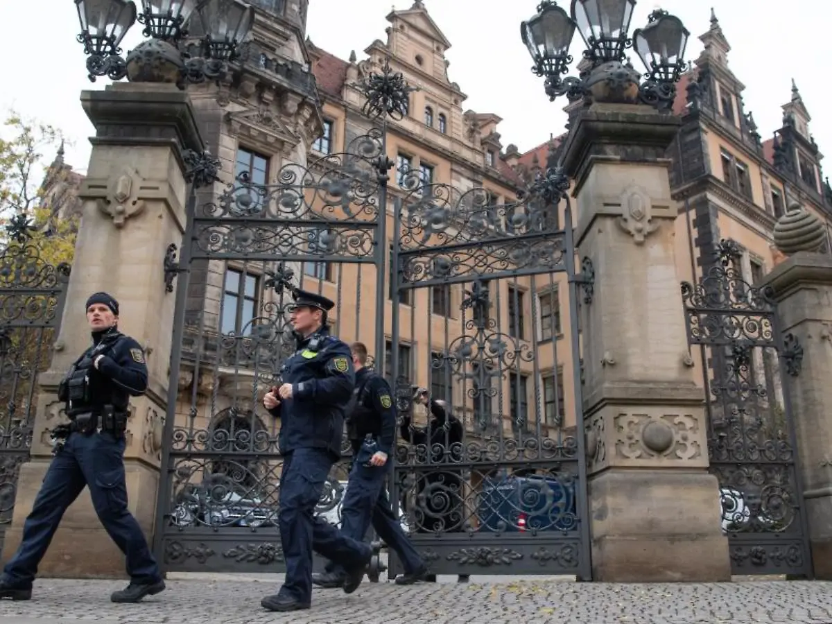 Polizisten-verlassen-am-Morgen-das-Residenzschloss