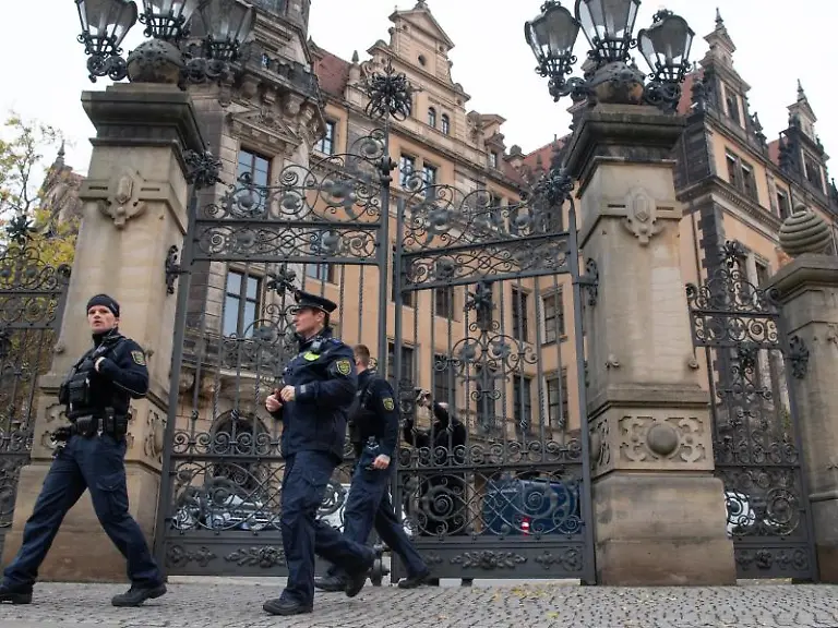 Polizisten-verlassen-am-Morgen-das-Residenzschloss
