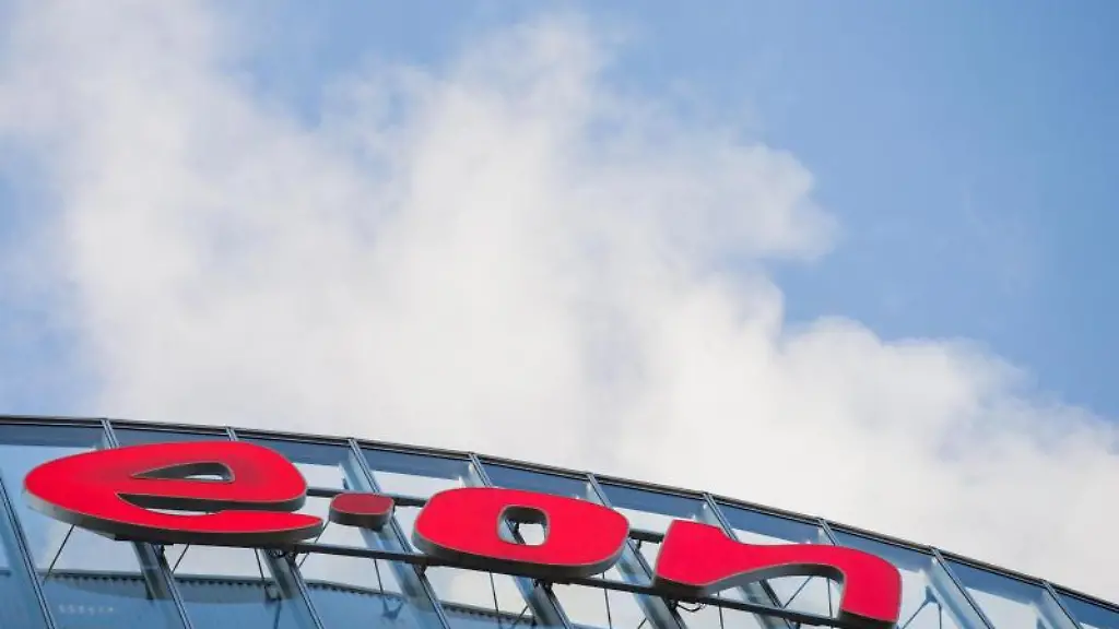 Das-Logo-des-Energiekonzerns-Eon-an-der-Konzernzentrale