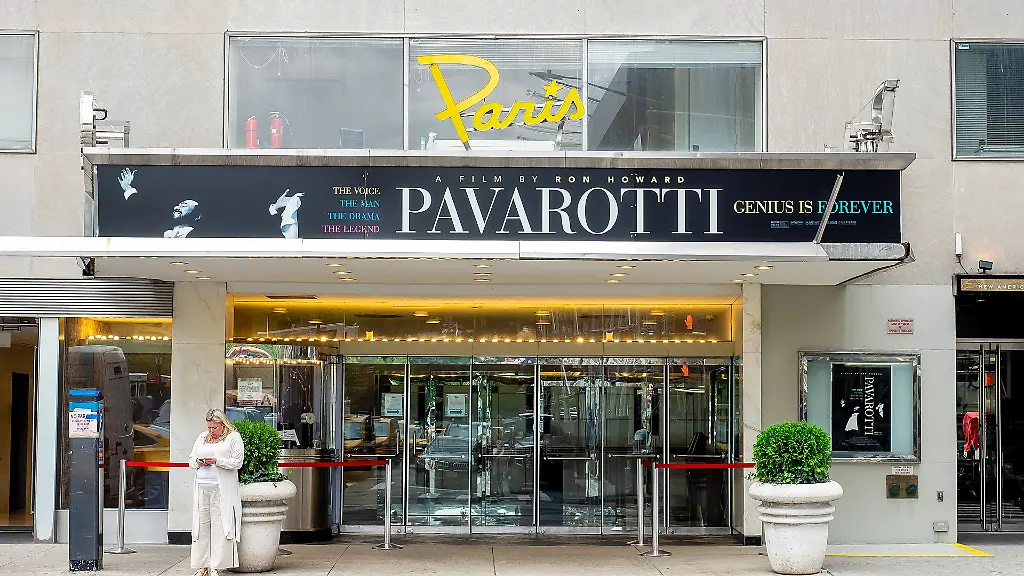 1920px-Paris-Theater-48064048698