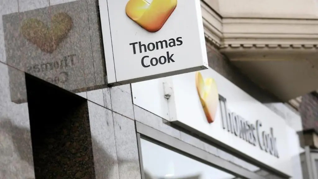 Ueber-einem-Reisebuero-steht-der-Schriftzug-Thomas-Cook