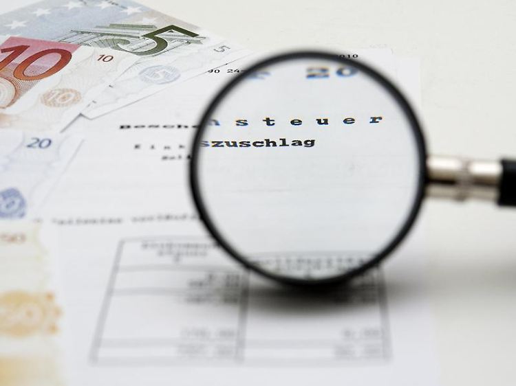 Den Steuerbescheid genauer unter die Lupe zu nehmen, kann sich lohnen. Denn nicht immer sind die Berechnungen des Finanzamts richtig.