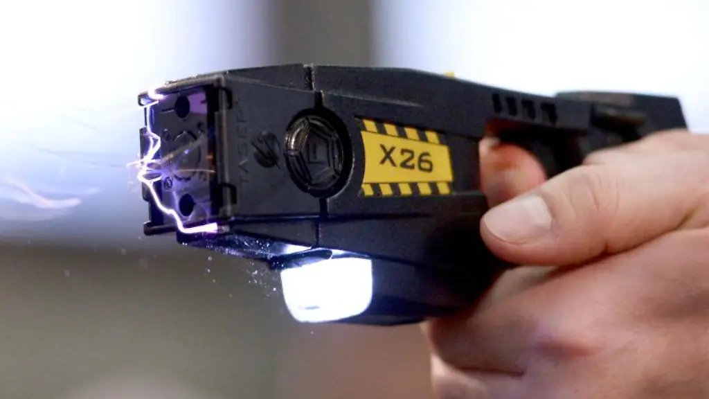 Ein-sogenannter-Taser-wird-praesentiert