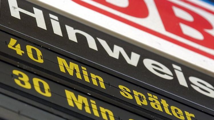 Die Bahn fährt täglich knapp 27.000 Personenzüge mit mehr als 5,3 Millionen Reisenden.