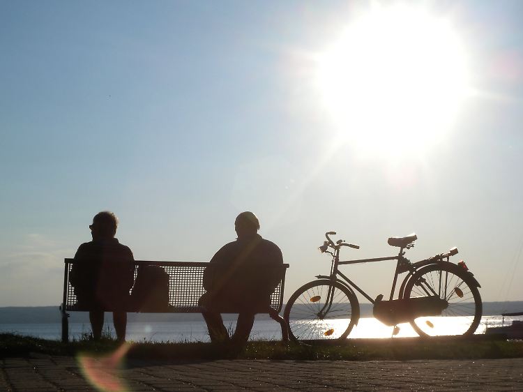 Vorteil: Man kann das Rad fast überall abstellen, wenn man Pause machen will. (Herrsching am Ammersee, Oberbayern)