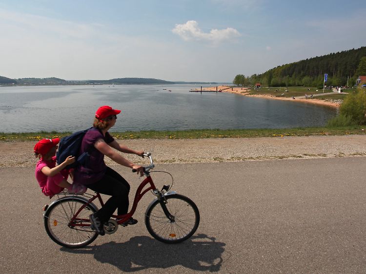 Dieser "Rücksitz" geht nur für ganz kurze Touren: Ausflügler auf dem Damm am Brombachsee in Allmannsdorf nahe Pleinfeld (Mittelfranken) im Fränkischen Seenland.