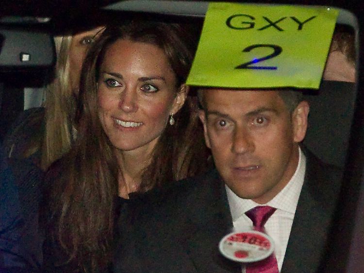 Die Generalprobe hat offensichtlich gut geklappt, eine lächelnde Kate wird von Westminster Abbey abgeholt.