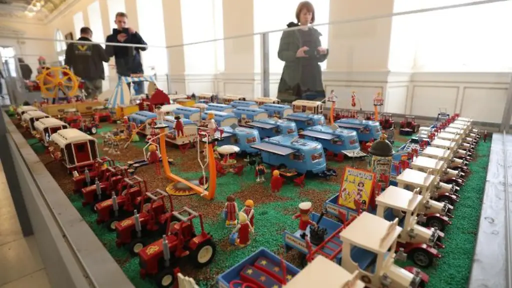 Eine-Vitrine-mit-Playmobil-Figuren-mit-dem-Motto-Zirkusstadt-in-der-Ausstellung-Playmobil-Winterzauber