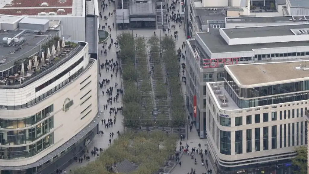 Die-Einkaufsmeile-Zeil-in-der-Stadtmitte