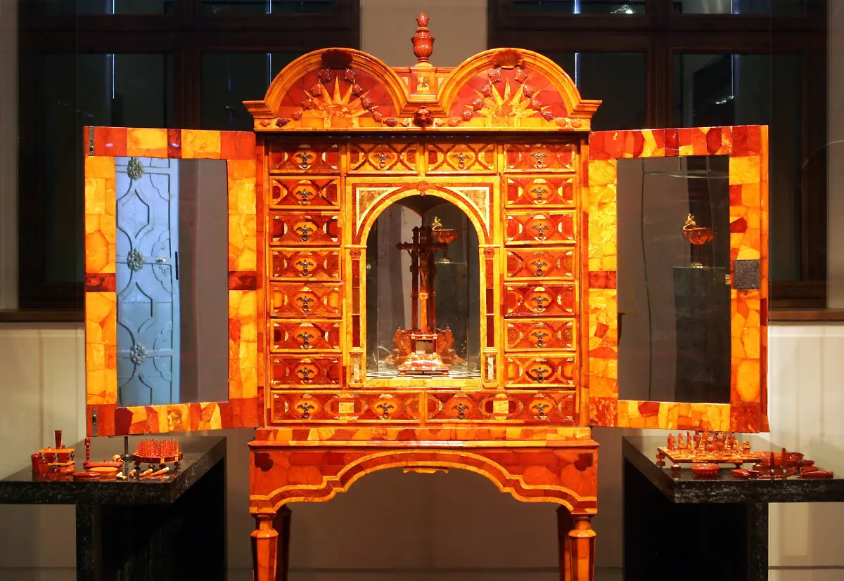 In-acht-Kabinetten-sind-etwa-3000-Kunstwerke-aus-Gold-Silber-Edelsteinen-Elfenbein-und-Bernstein-vor-reich-verzierten-Schauwaenden-und-Prunktischen-zu-sehen