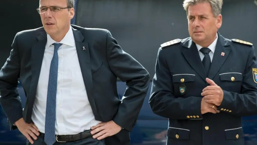 Hessens-Innenminister-Peter-Beuth-CDU-l-und-Landespolizeipraesident-Udo-Muench