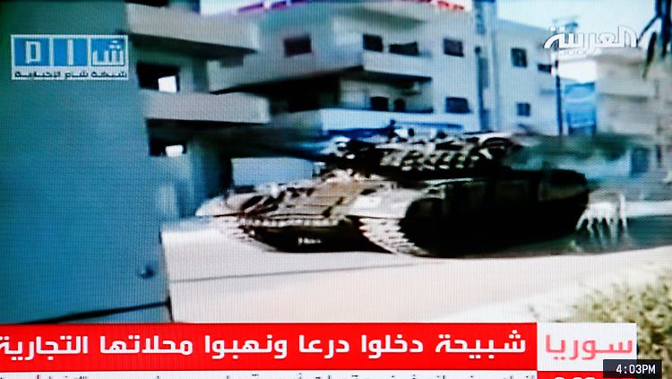 Arabische TV-Sender zeigen Bilder von syrischen Panzern in der Stadt Daraa.