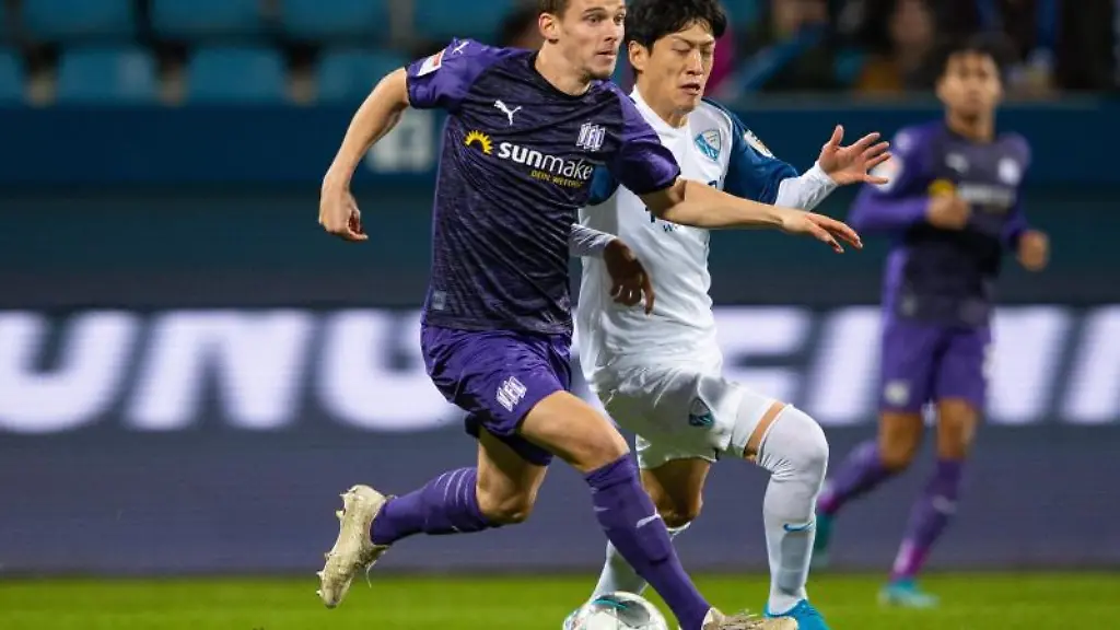 Osnabruecks-Moritz-Heyer-und-Bochums-Chung-yong-Lee-l-r-im-Zweikampf-um-den-Ball