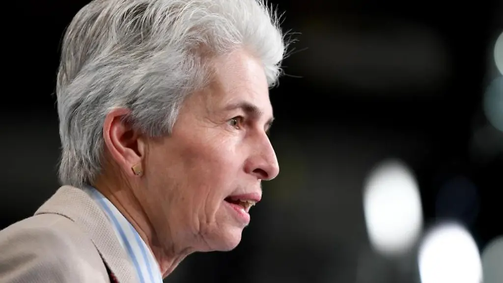 Marie-Agnes-Strack-Zimmermann-spricht-auf-einem-Parteitag