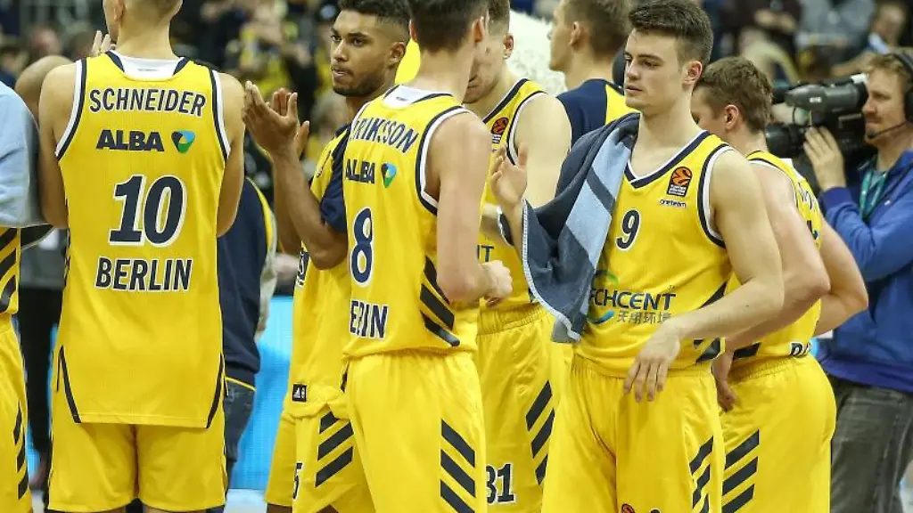 Albas-Spieler-stehen-nach-dem-Spiel-enttaeuscht-auf-dem-Spielfeld