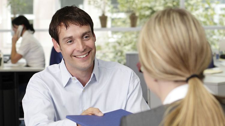 Bewerber im Gespräch mit einer Randstad Vertriebsdisponentin
