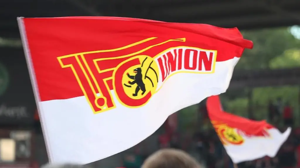 Eine-Fahne-mit-dem-Logo-des-1-FC-Union-Berlin