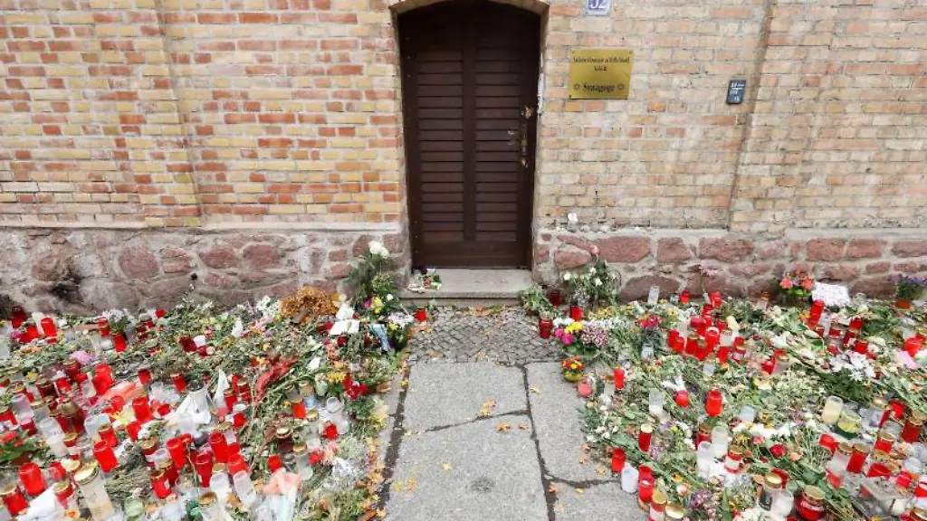 Nur-noch-ein-schmaler-Weg-fuehrt-zwischen-den-Blumen-und-Kerzen-zur-Tuer-der-Synagoge-Halle