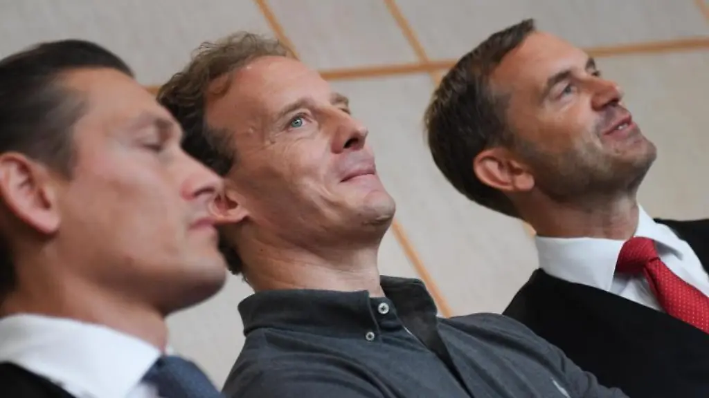 Der-Angeklagte-Alexander-Falk-M-mit-seinen-Verteidigern-Daniel-Woelky-l-und-Bjoern-Gercke