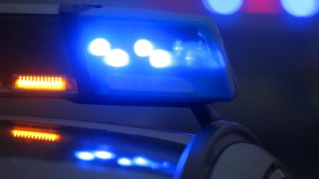 Ein-Polizeiauto-mit-eingeschaltetem-Blaulicht-steht-an-einer-Unfallstelle