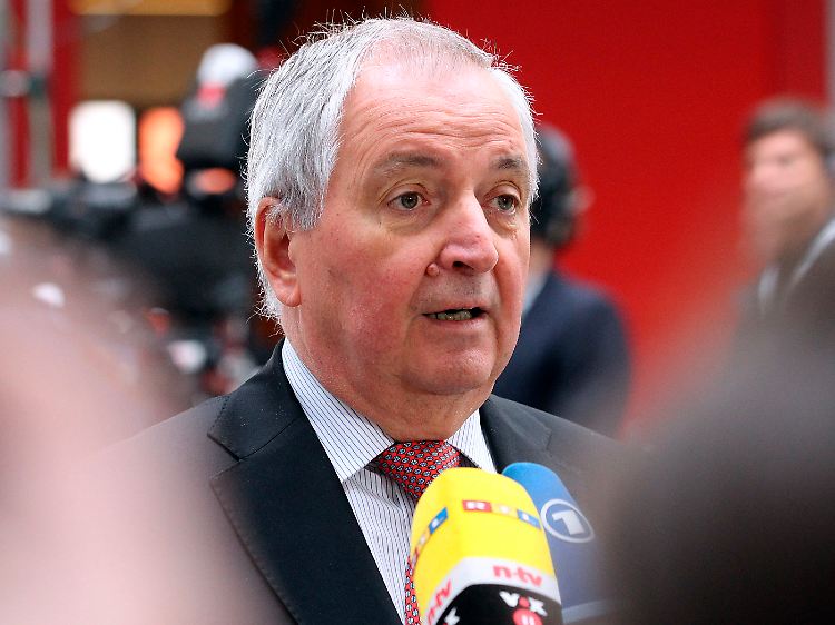 Kommissionschef Töpfer muss am Ende die Argumente zu einer Empfehlung an die Kanzlerin bündeln.