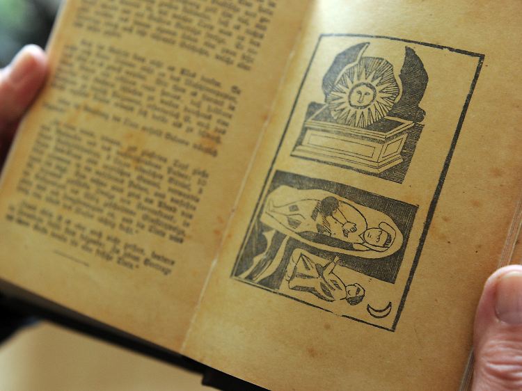 Ein altes Buch mit Heilsprüchen.