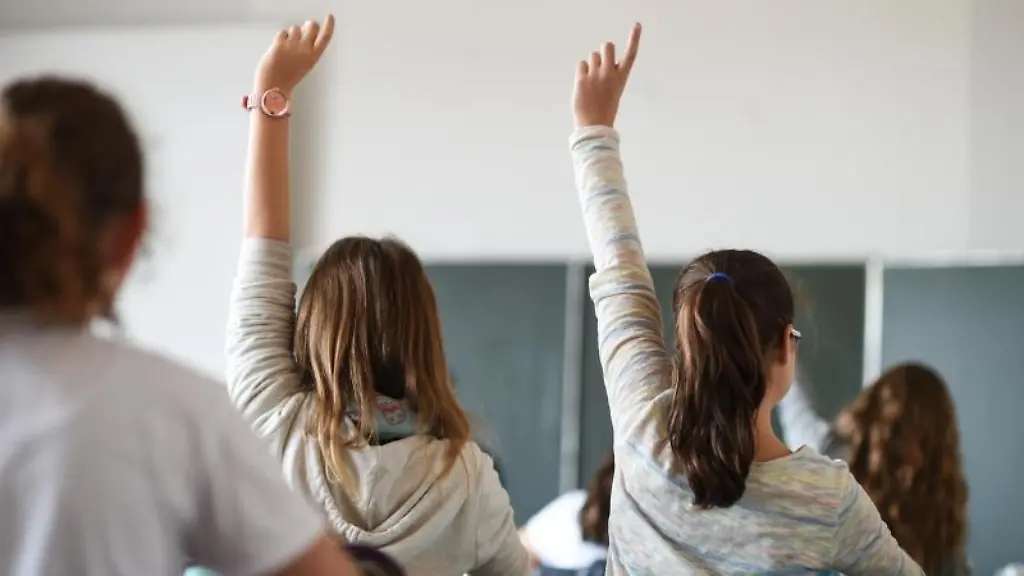 Schueler-melden-sich-waehrend-des-Unterrichts-in-einem-Gymnasium