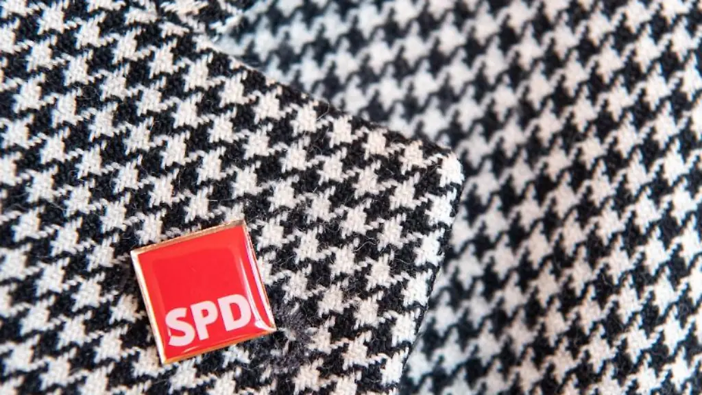 Das-Logo-der-SPD-an-einem-Revers