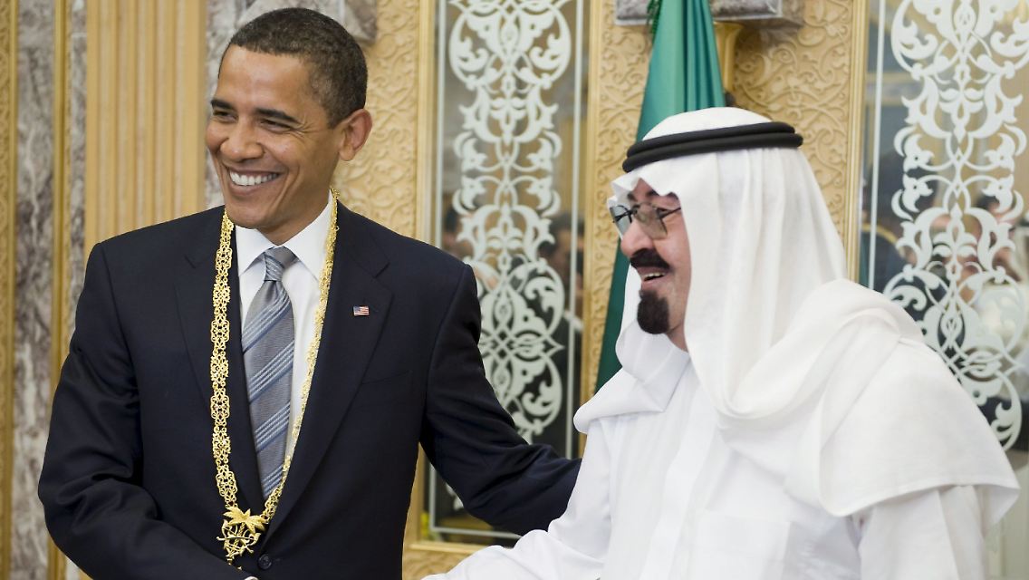 König Abdullah überreichte Obama als Geschenk eine goldene Kette, ...