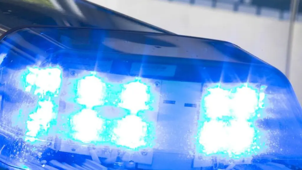 Ein-Blaulicht-auf-dem-Dach-eines-Polizeiwagens