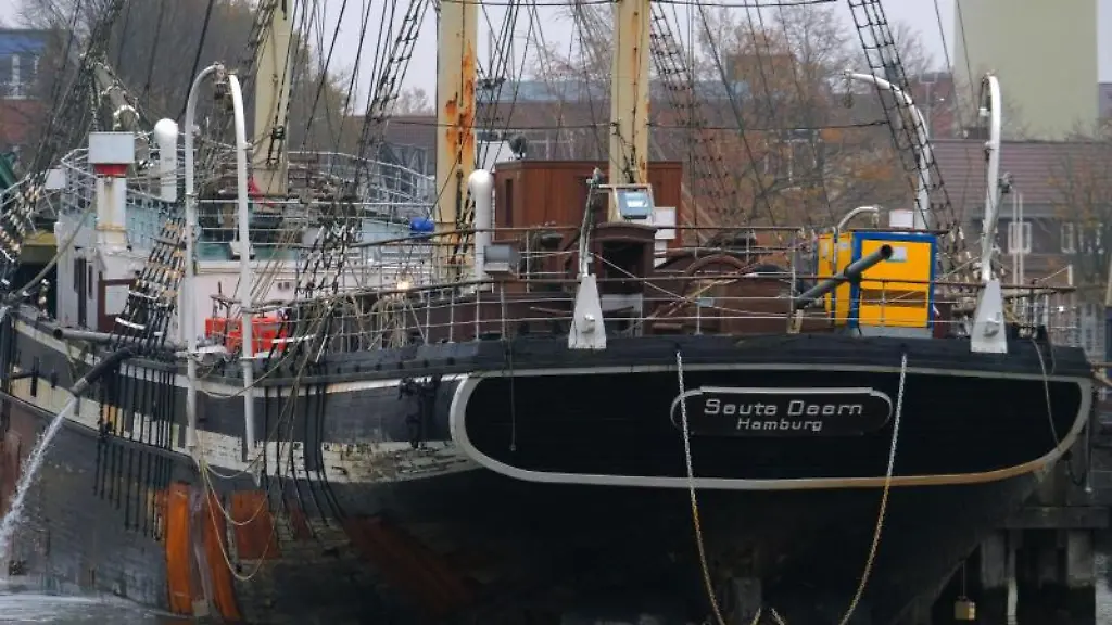 Das-Museumsschiff-Seute-Deern-liegt-am-Museumshafen-des-Deutschen-Schifffahrtsmuseum-in-Bremerhaven