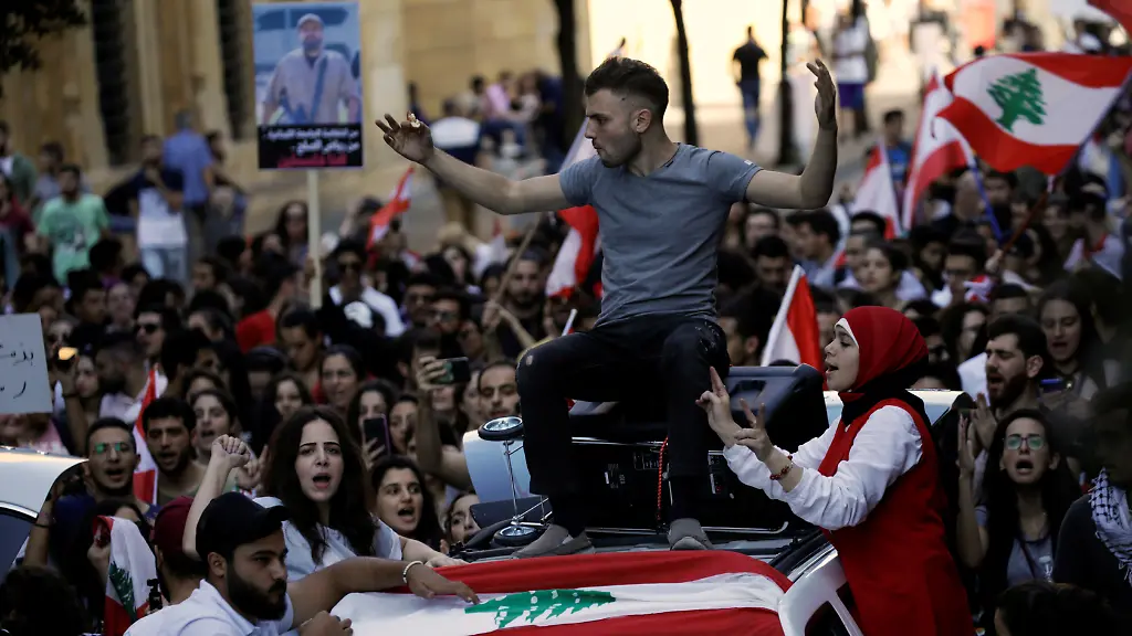Zum-ersten-Mal-in-der-Geschichte-des-Libanons-Muslime-und-Christen-vereint-im-Protest
