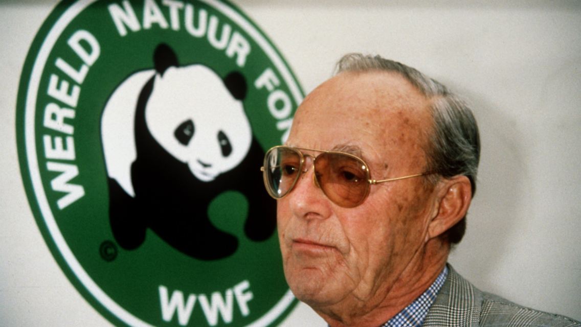 Prinz Bernhard der Niederlande, Gatte der ehemaligen niederländischen Königin Juliane und Vater der jetzigen Königin Beatrix, sammelte als erster Präsident der internationalen Umweltschutzorganisation World Wide Fund for Nature große Spendenbeträge.