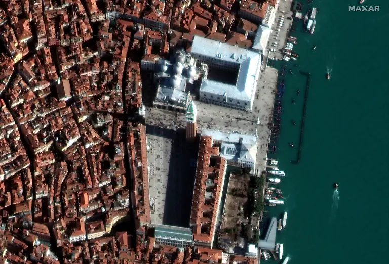 02-before-flood-close-up-of-saint-marks-square-and-basilica-venice-8feb2019-rotated-view-ge1