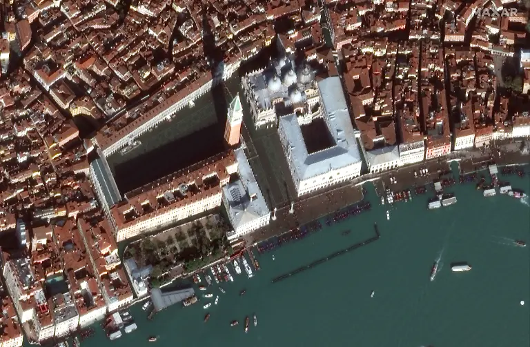 03-during-flood-close-up-of-saint-marks-square-and-basilica-venice-14nov2019-ge1