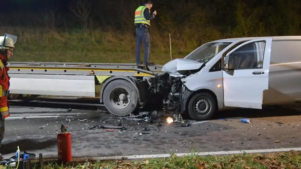 Einsatzkraefte-der-Rettungsdienste-und-der-Polizei-arbeiten-an-einer-Unfallstellen-in-Gomaringen