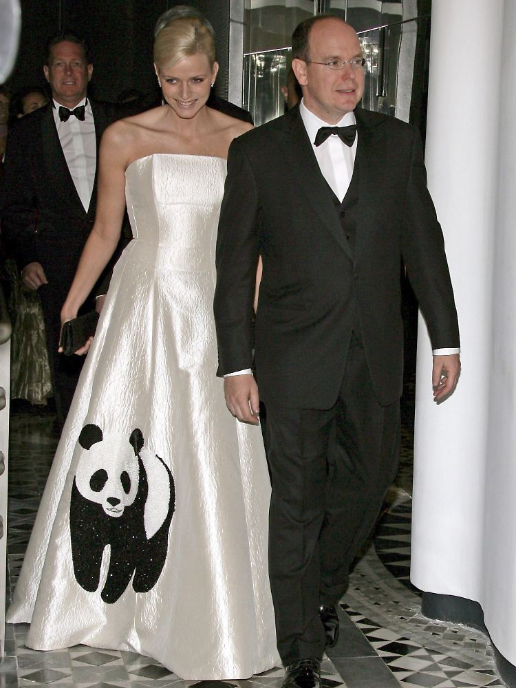 Prinz Albert II von Monaco (r) und Charlene Wittstock während einer Gala in Monaco zugunsten des WWF. (Archivfoto vom 05.04.2008).