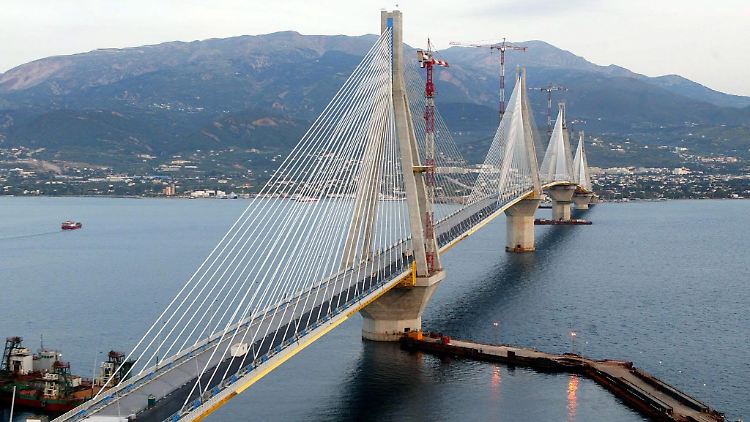 Hängebrücke zwischen dem griechischen Festland und der Halbinsel Peloponnes.