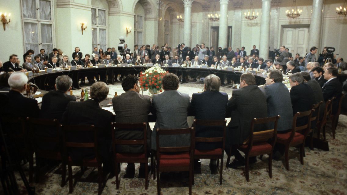 Am Runden Tisch verhandeln die kommunistische Regierung und die demokratische Opposition um die politische Zukunft Polens (Archivbild vom 06.02.1989).