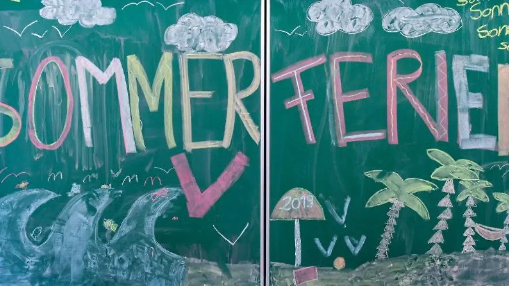 Sommerferien-steht-in-grossen-Buchstaben-an-einer-Tafel