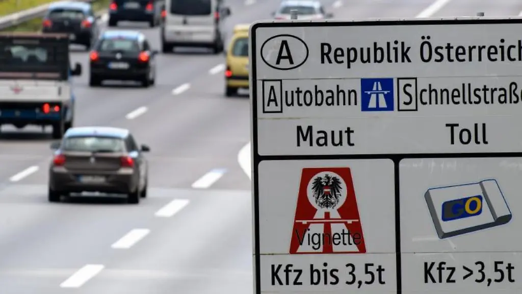 Ein-Verkehrsschild-weist-auf-der-Autobahn-8-in-Richtung-Oesterreich-auf-die-Maut-hin
