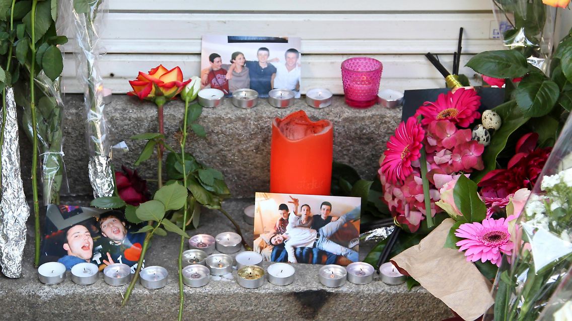 Mit Fotos, Kerzen und Blumen gedenken die Menschen der Mutter und der vier Kinder.
