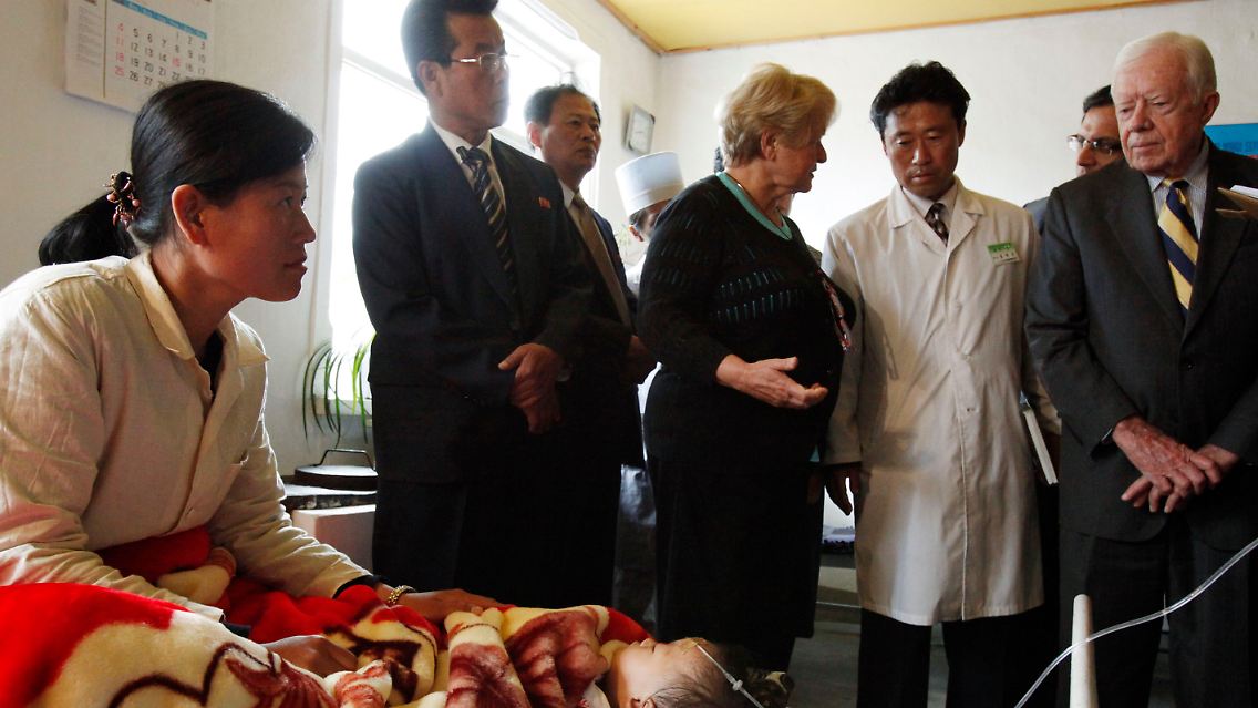 Carter (r) und Brundtland (3.v.r.) besuchen ein Hospital.