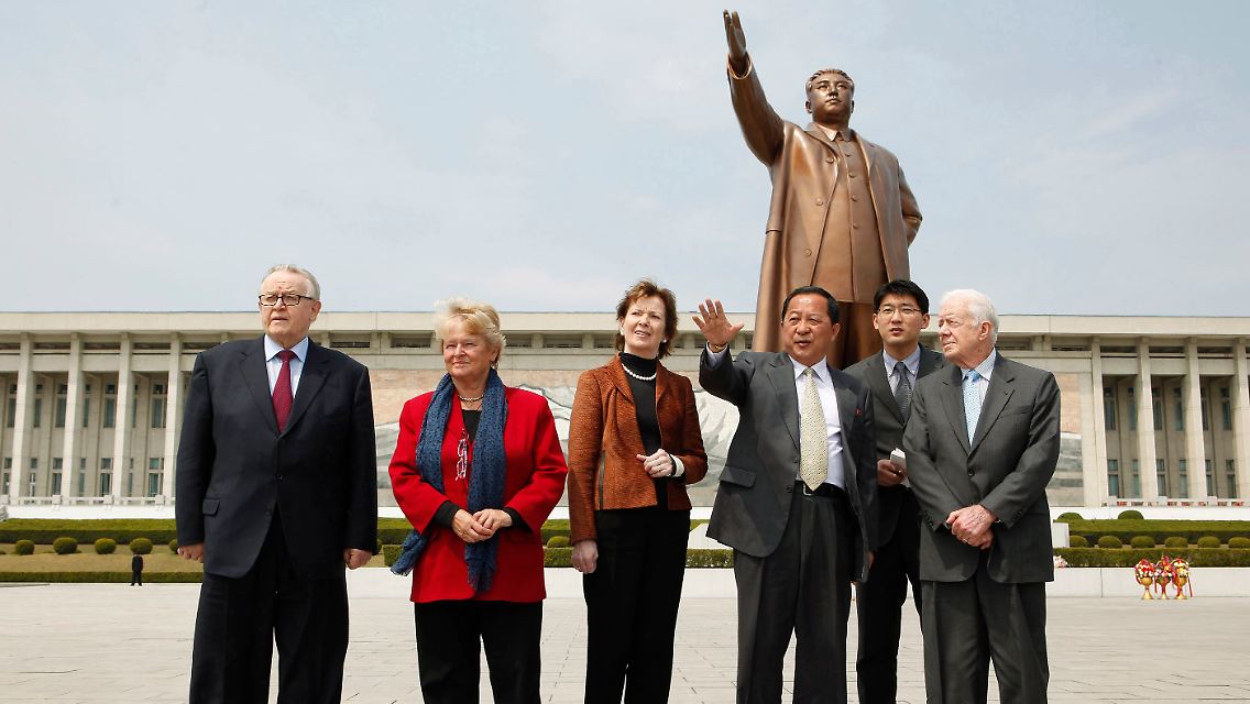 Die Diplomaten vor einer Statue von Staatsgründer Kim Il Sung.