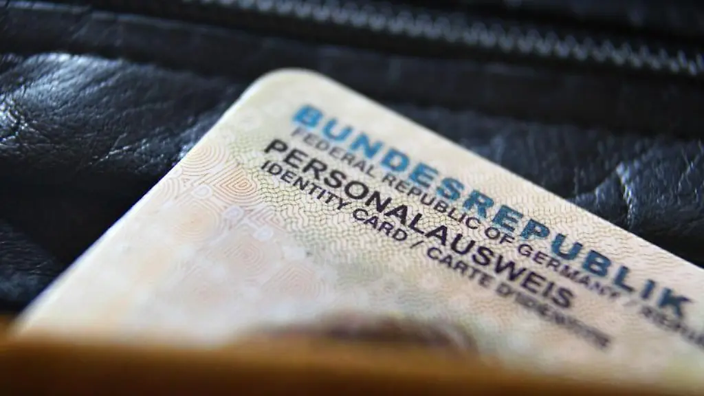 Ein-deutscher-Personalausweis-ragt-aus-einer-Geldboerse