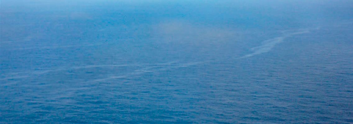 Eine Treibstoffspur im Atlantik, fotografiert aus einer brasilianischen Militärmaschine, stammt vermutlich von einem Schiff.