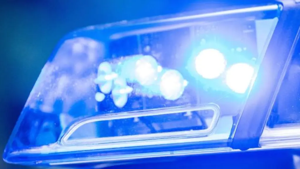 Ein-Blaulicht-leuchtet-an-einer-Polizeistreife