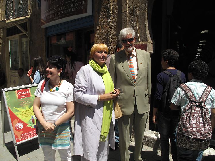 Die deutsche grüne Europaabgeordnete Barbara Lochbihler, Grünen-Chefin Claudia Roth und der deutsche Botschafter in Tunesien, Horst-Wolfram Kerll, beim Gang durch die Altstadt von Tunis. (am 28. April)