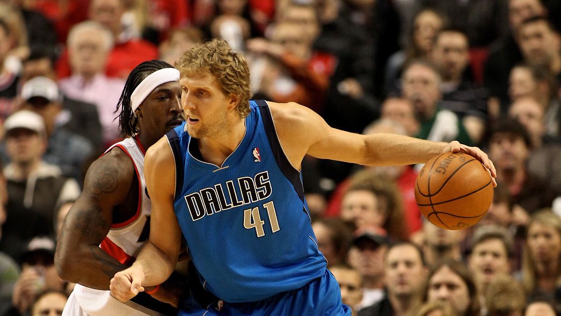 Die beiden besten Spieler der Partie: Dirk Nowitzki postet gegen Gerald Wallace auf.