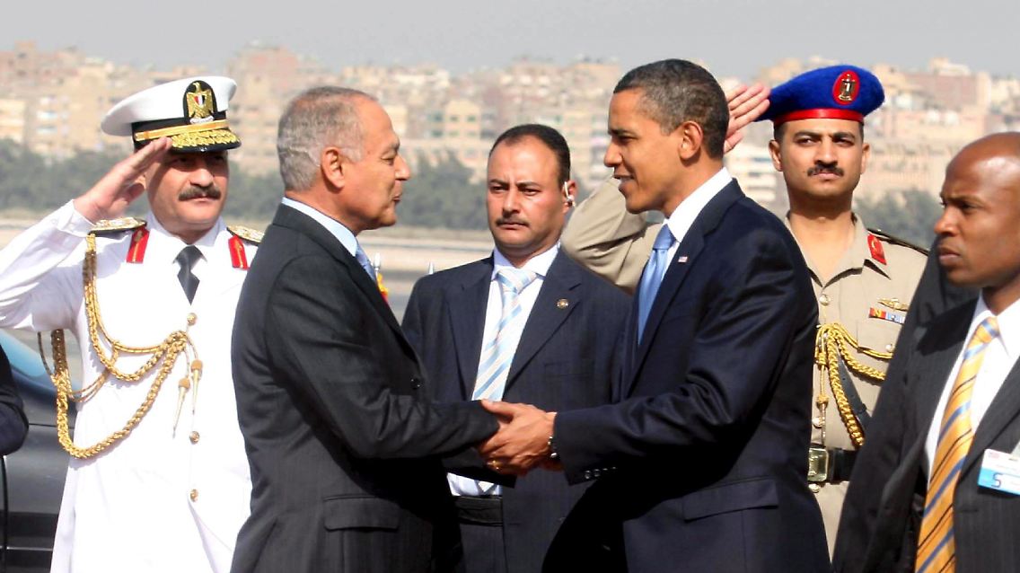Obama wird auf dem Flughafen in Kairo von Außenminister Gheit empfangen.